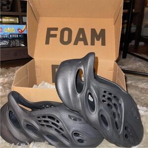 Yeezy foam runners size 5 great condition, worn twice.